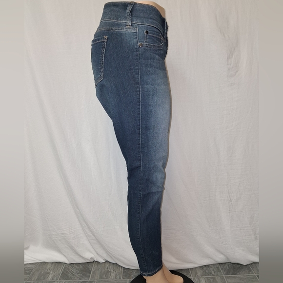 Torrid Denim Women's High Rise Legging Denim Pant Dark Blue Jeans Size 12.S - Picture 12 of 16